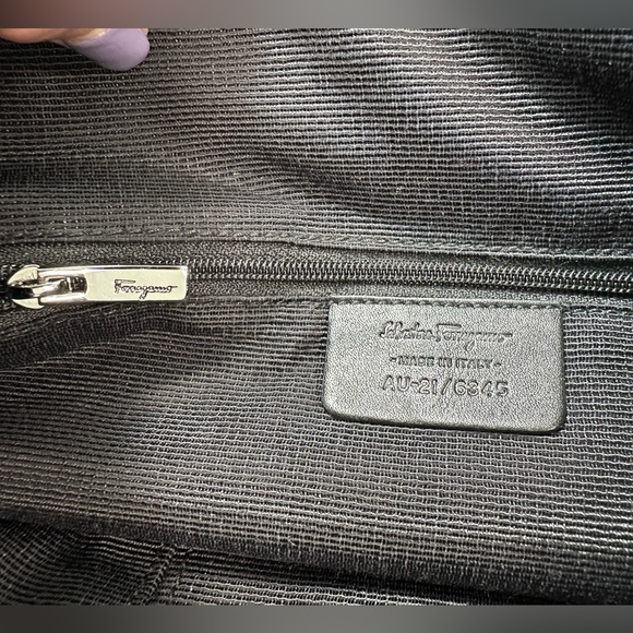 ❌SOLD🖤FIXER SPECIAL! Ferragamo Gancini Shoulder Bag-NEEDS STRAP REPAIR - Picture 11 of 14